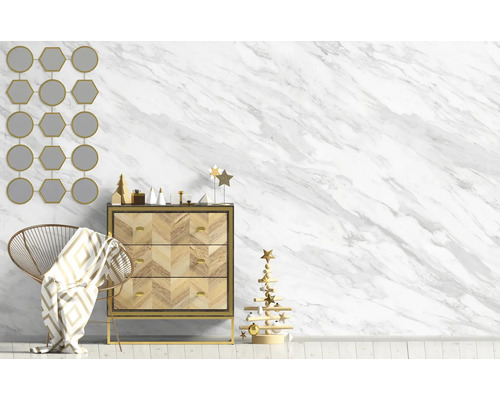 Szene mit Kommode, Stuhl, Spiegel und dekorativen Weihnachtselementen vor einer Marmorwand