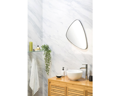 Helles Badezimmer mit Spiegel, Waschbecken, Armatur und Holzunterschrank