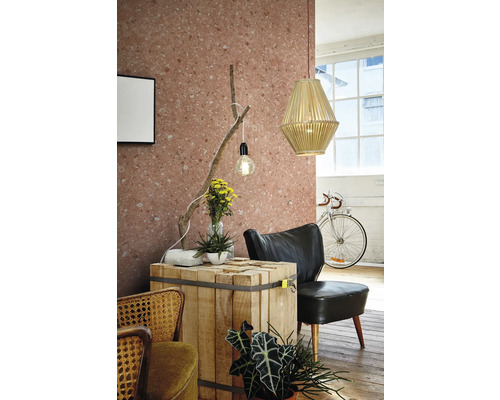 Dekoratives Zimmer mit Holzmöbeln, Lampe und Fahrrad vor dem Fenster