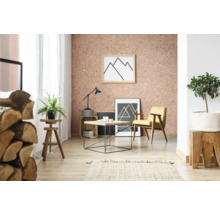 Wohnzimmer mit Korktapete, Sessel, Tisch und Dekorationen.