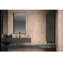 Modernes Badezimmer mit Terrazzo-Fliesen an Wand und Boden, Waschtisch mit Spiegel und Handtüchern