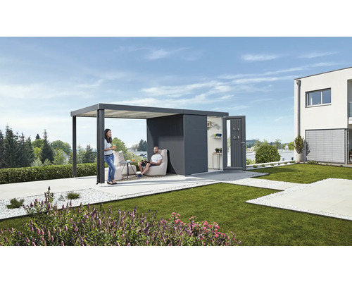 Szene mit einem Gartenhaus mit Terrasse und zwei Personen im Garten