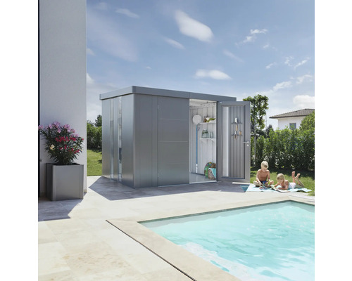 Gartenschrank aus Metall mit geöffneter Tür neben einem Pool, im Hintergrund Kinder.