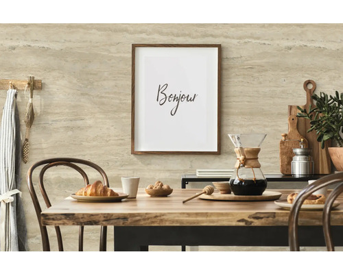 Einrichtungsidee mit Esstisch, Stühlen und Wanddekoration im Esszimmer