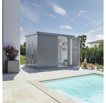 Gartenschrank aus Metall mit geöffneter Tür, neben einem Pool
