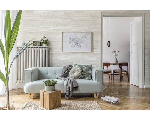 Wohnzimmer mit Sofa, Heizkörper, Wandbild und Holzboden