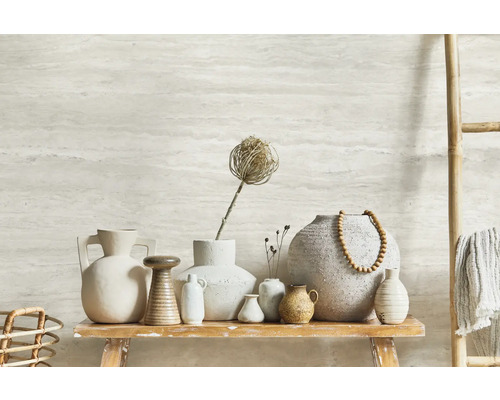 Dekorative Vasen und Accessoires auf einem Holztisch arrangiert.