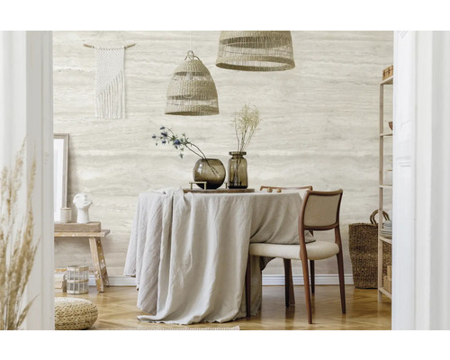 Helles Esszimmer mit Esstisch unter zwei Hängelampen und einer Wandtapete in Marmoroptik.