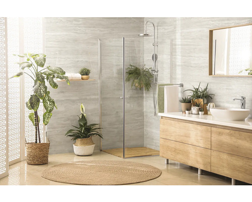 Helles Badezimmer mit Dusche, Waschtisch, Spiegel und Pflanzen