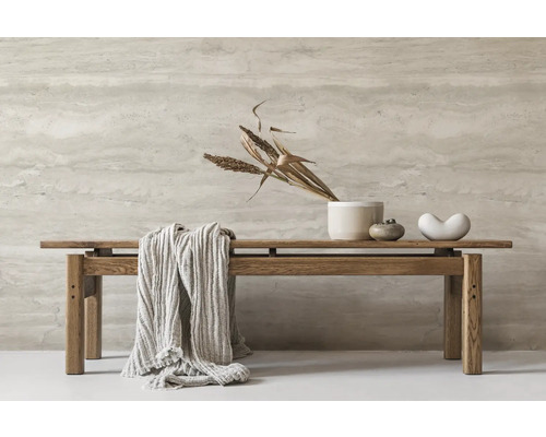 Holzbank mit Dekorationsobjekten und Textildecke