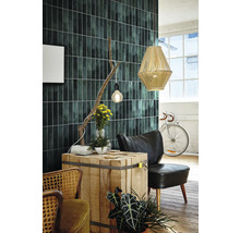 Wohnzimmer mit Wandfliesen, Holztisch, Lampe und Stuhl