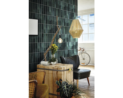 Wohnzimmer mit Wandfliesen, Holztisch, Lampe und Stuhl