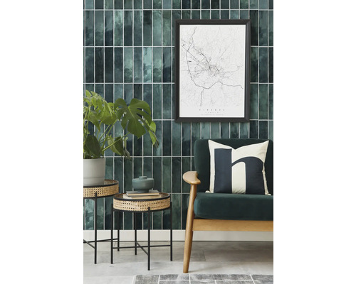 Wohnraum mit grünen Fliesen, Sessel, Beistelltischen und Wandbild