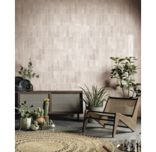 Wohnzimmer mit gefliester Wand, Kommode, Sessel und Pflanzen
