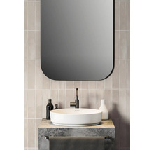 Badezimmer Szene mit Spiegel, Waschbecken, Armatur und Accessoires