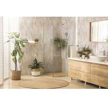 Helles Badezimmer mit Dusche, Waschtisch, Spiegel und Pflanzen