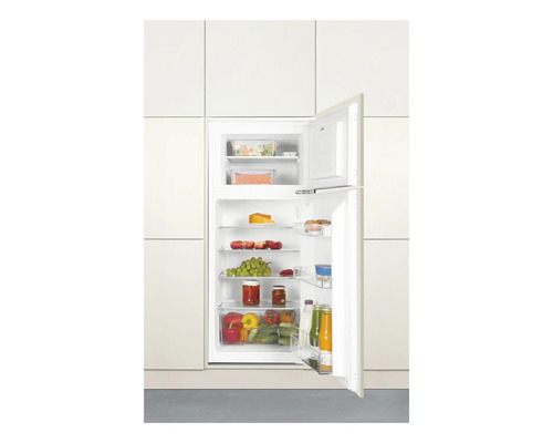 Offener Kühlschrank mit verschiedenen Lebensmitteln