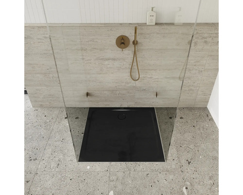 Ebenerdige Dusche mit Duschwanne, Armatur und Glastrennwand