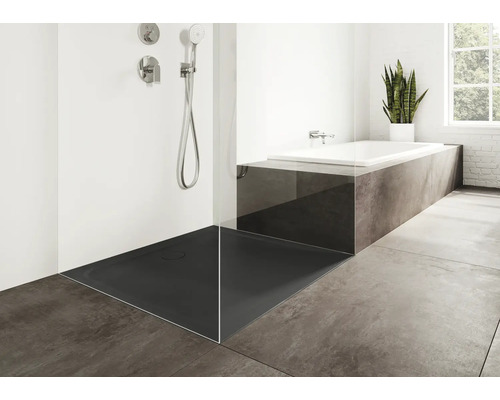 Modernes Badezimmer mit Dusche und Badewanne