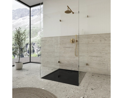 Begehbare Dusche mit Armaturen und Brausekopf