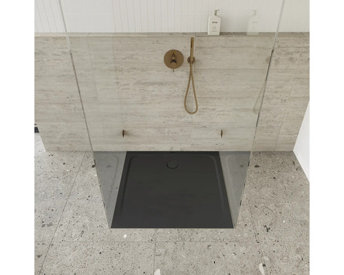 Ebenerdige Dusche mit Duschwanne und Armatur