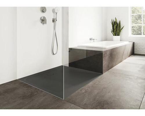 Modernes Badezimmer mit Dusche, Badewanne und Fliesen