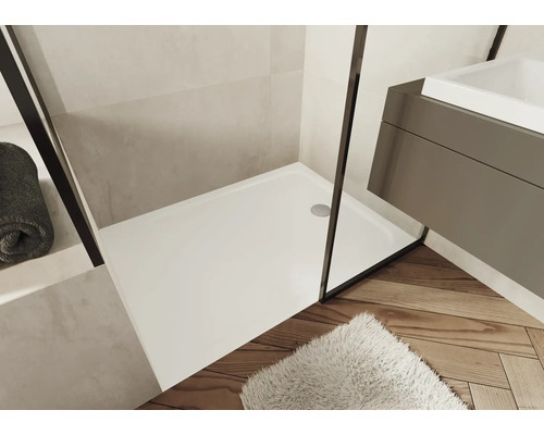 Modernes Badezimmer mit Duschwanne und Waschtisch