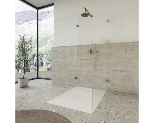 Badezimmer mit Dusche, Duschwanne und Armaturen
