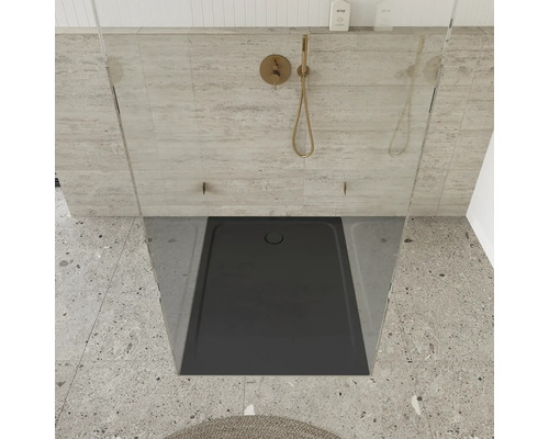 Ebenerdige Dusche mit grauer Duschwanne und Duschkopf