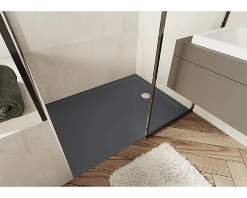 Badezimmer mit grauer Duschwanne, Duschkabine und Waschtisch