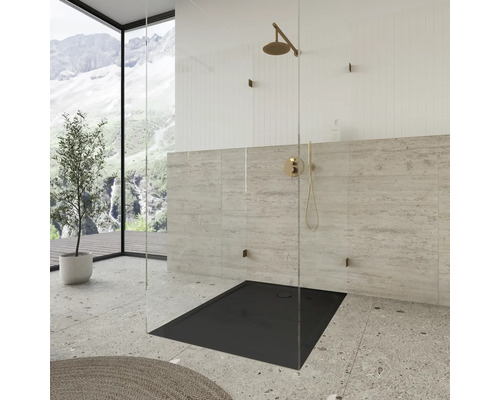 Begehbare Dusche mit flacher Duschwanne, Kopfbrause und Glaswand in einem hellen Badezimmer