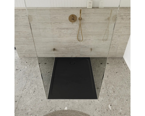 Ebenerdige Dusche mit schwarzer Duschwanne und vergoldeter Armatur.