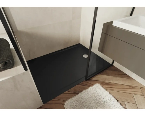 Badezimmer Szene mit schwarzer Duschwanne und Waschtisch