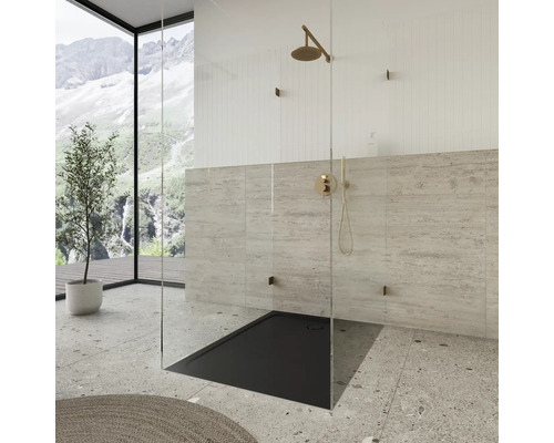 Begehbare Dusche mit Duschwanne, Armaturen und Glaswand in modernem Badezimmer