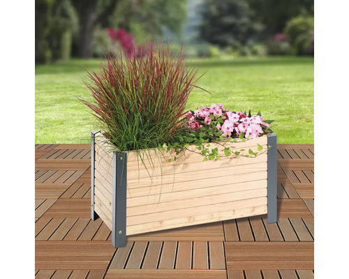 Holz Pflanzkasten mit Pflanzen auf einer Terrasse