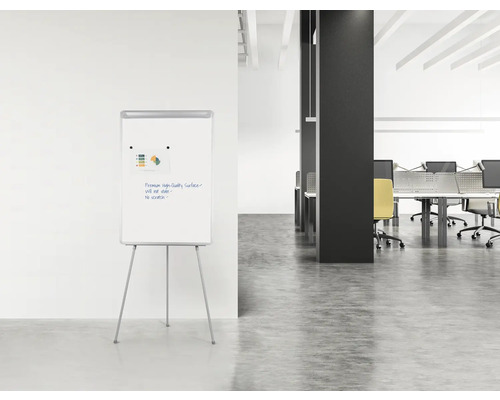 Flipchart mit Stativ in einem hellen Büro