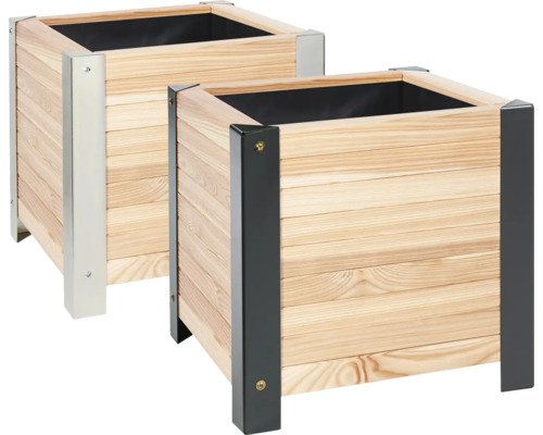 Zwei Pflanzkästen aus Holz mit Metallecken