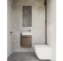 Modernes Badezimmer mit Waschbecken, Spiegel und Toilette.