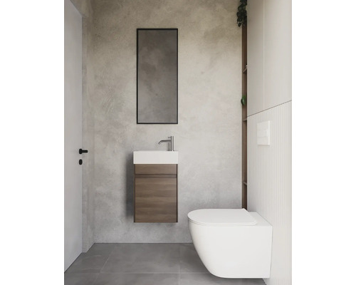 Modernes Badezimmer mit Waschbecken, Spiegel und Toilette.