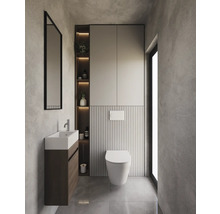 Modernes Badezimmer mit Toilette, Waschbecken und Spiegel