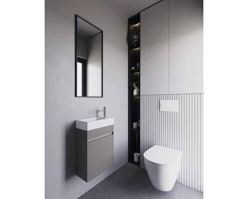 Badezimmer mit Waschbeckenunterschrank, Spiegelschrank, Hängeregal und wandhängendem WC