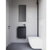 Modernes Badezimmer mit Toilette, Waschtisch, Spiegel und Tür