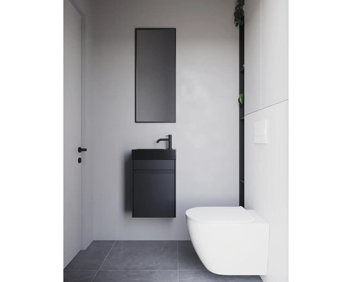 Modernes Badezimmer mit Toilette, Waschtisch, Spiegel und Tür