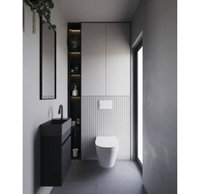 Modernes Badezimmer mit Waschbecken, Toilette und Spiegelschrank