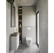 Modernes Badezimmer mit Waschtisch, Toilette, Spiegel und Stauraum