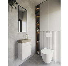 Modernes Badezimmer mit Waschbecken, Spiegel, Toilette und Stauraumelementen