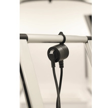 Steckverbinder mit Kabel an einer Aluminiumstange befestigt