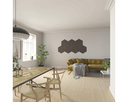 Wohnzimmer mit Esstisch, Stühlen, Sofa und Wandpaneelen zur Schallabsorption