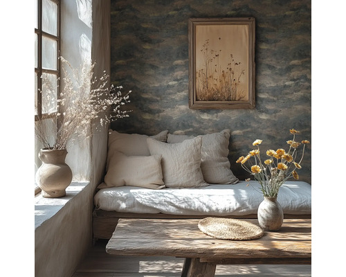 Heller Raum mit Sofa, Holztisch und Dekorationen Heller Raum mit Sofa, Holztisch und Dekorationen