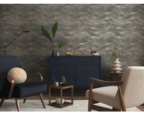 Wohnzimmer mit gemusterter Tapete, Kommode und Sesseln